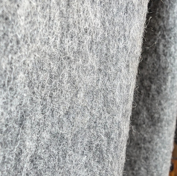 NWT 100% Pure Wool Made in Italy Lightweight Grey Scarf - Unisex & One Size - Picture 4 of 6